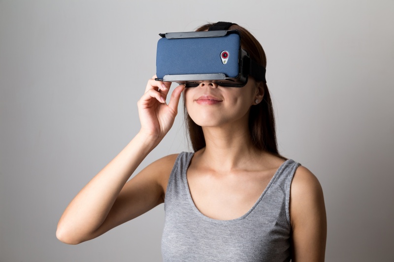 meisje kijkt met VR bril