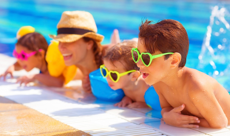 familie in het zwembad op vakantie