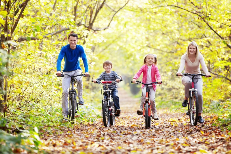 gezin op de fiets voor een goede bloedsomloop